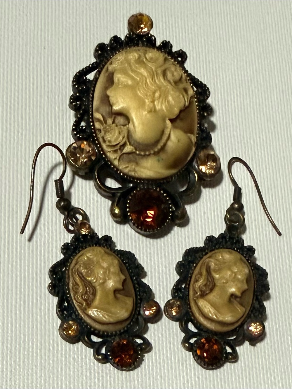 Vintage-Inspired Cameo Pendant and Earrings Set in Beige and Amber